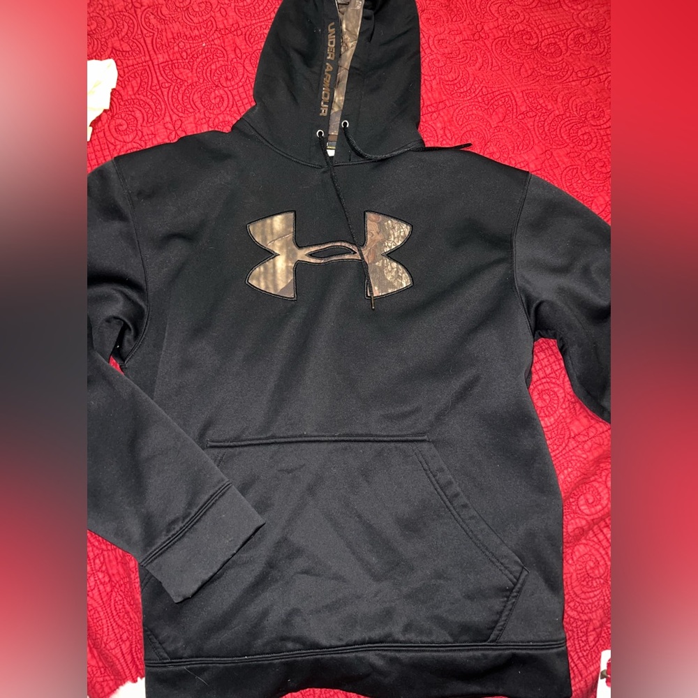 Under armor hoodie meduim